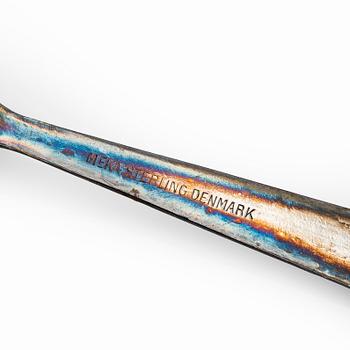 Suolakkoja pienillä lusikoilla 6 kpl ja sirottimia 6 kpl, lasia, hopeaa ja emalia. Tanska.