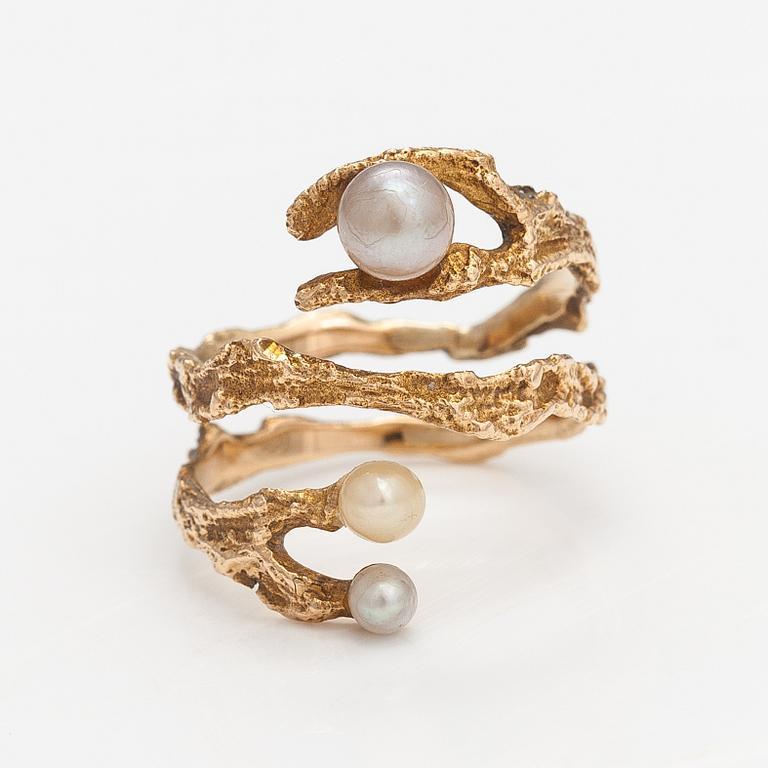 Björn Weckström, A 14K gold ring "Octobus" with cultured pearls. Lapponia 1971.