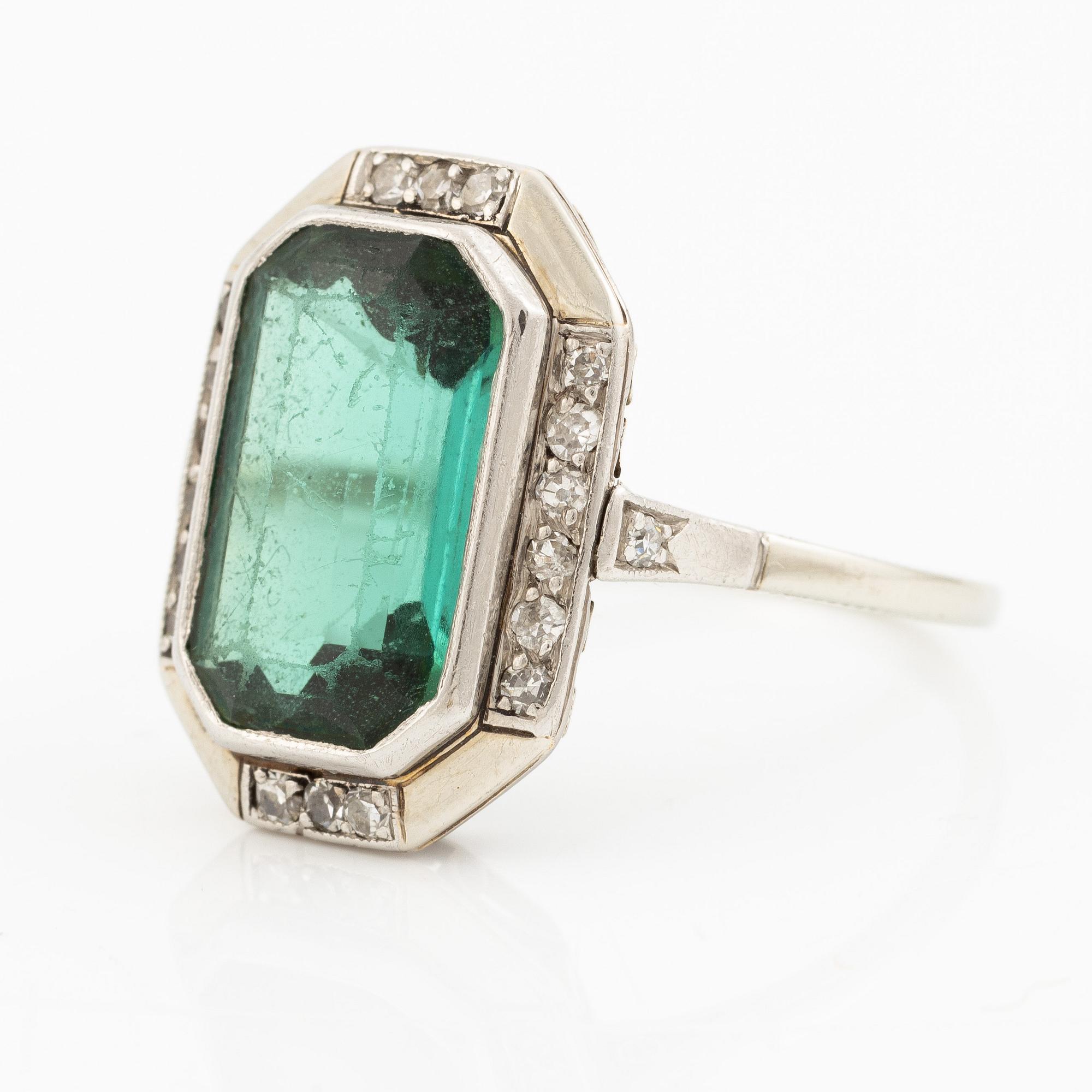 Ring 14K vitguld med grön turmalin och åttkantslipade diamanter.