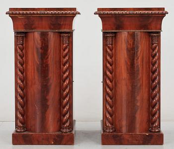 KOMMODER, ett par, senempire, 1800-talets mitt.