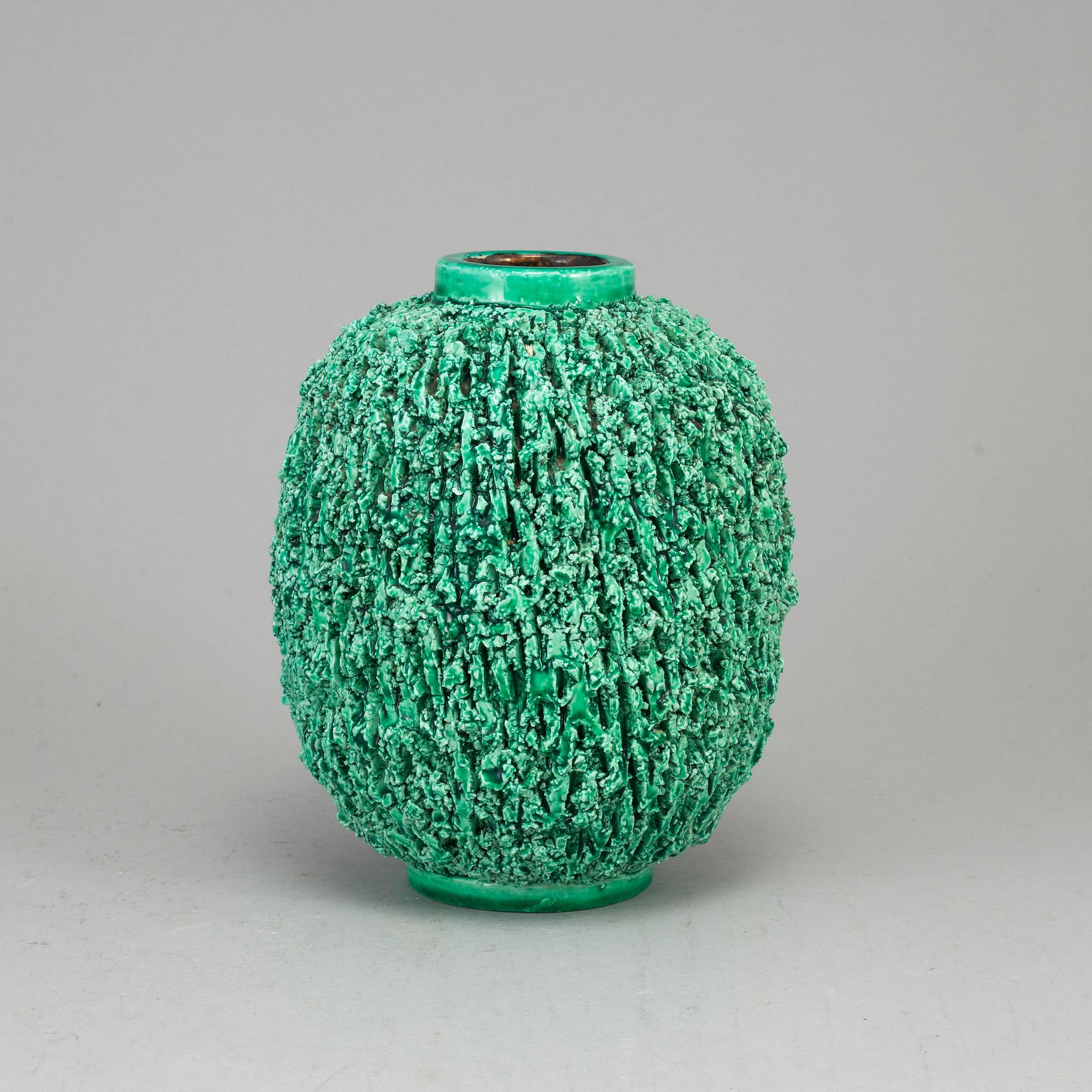 GUNNAR NYLUND, a chamotte stoneware vase 'Igelkott', Rörstrand.