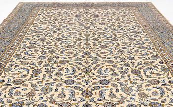A so called Royal Kashan carpet, ca 423 x 297 cm.