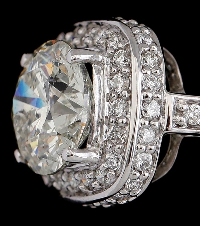 RING, 18 k vitguld, briljantslipad diamant ca 3.85 ct, samt briljantslipade diamanter tot ca 0.74 ct, totalt ca 4.59 ct.