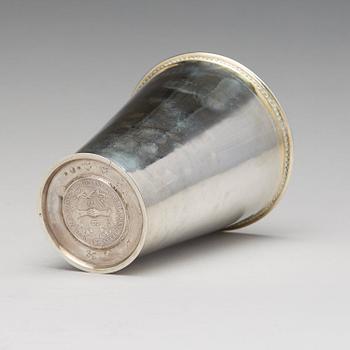 Bägare, silver. Karolinsk. Senare dubbel mästarstäpel för Petter Bergman, Skänninge 1745.