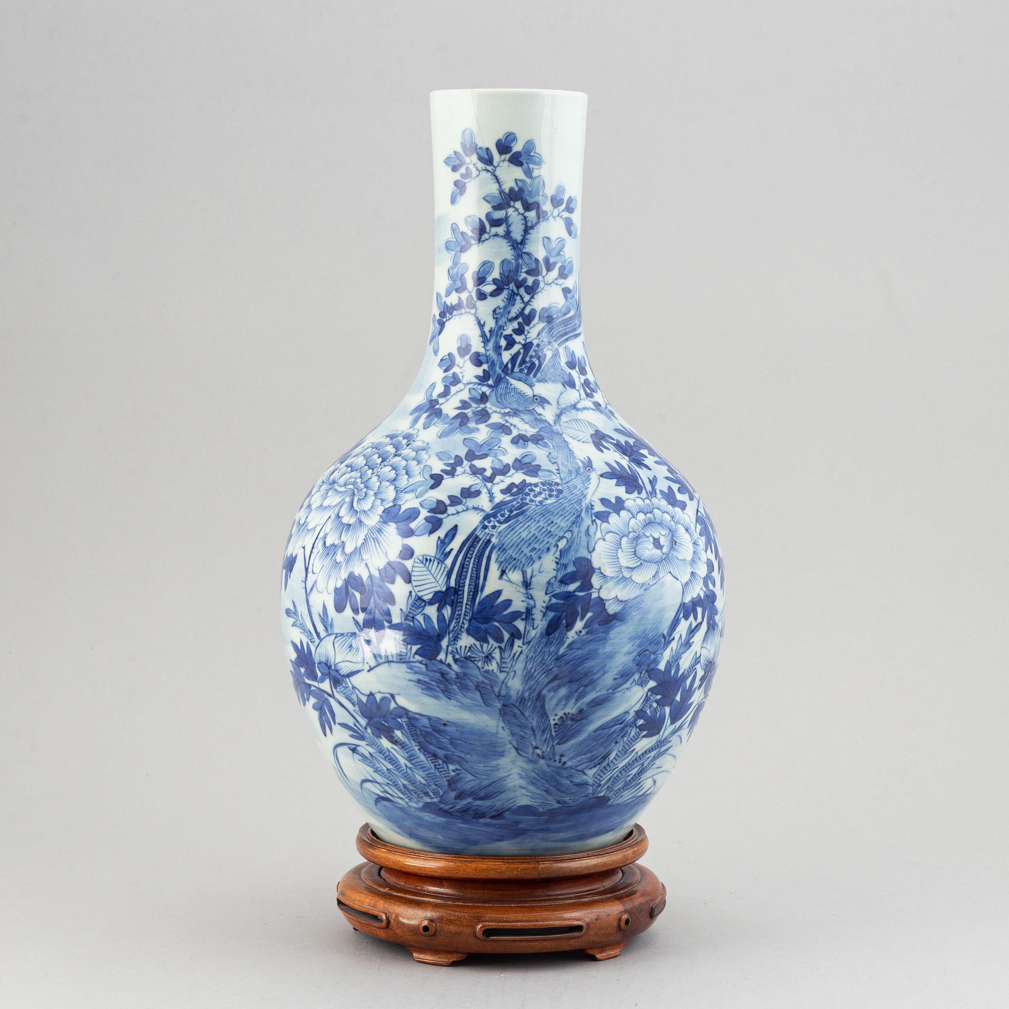 A blue and white tianqiu ping vase, late Qing dynasty.