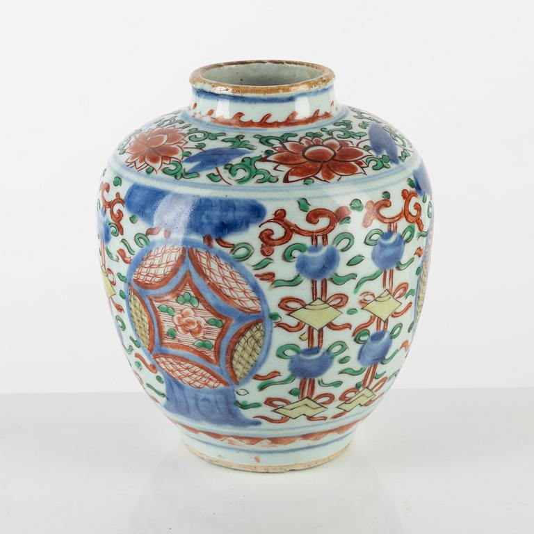 A Chinese wucai porcelain jar, 17th century.