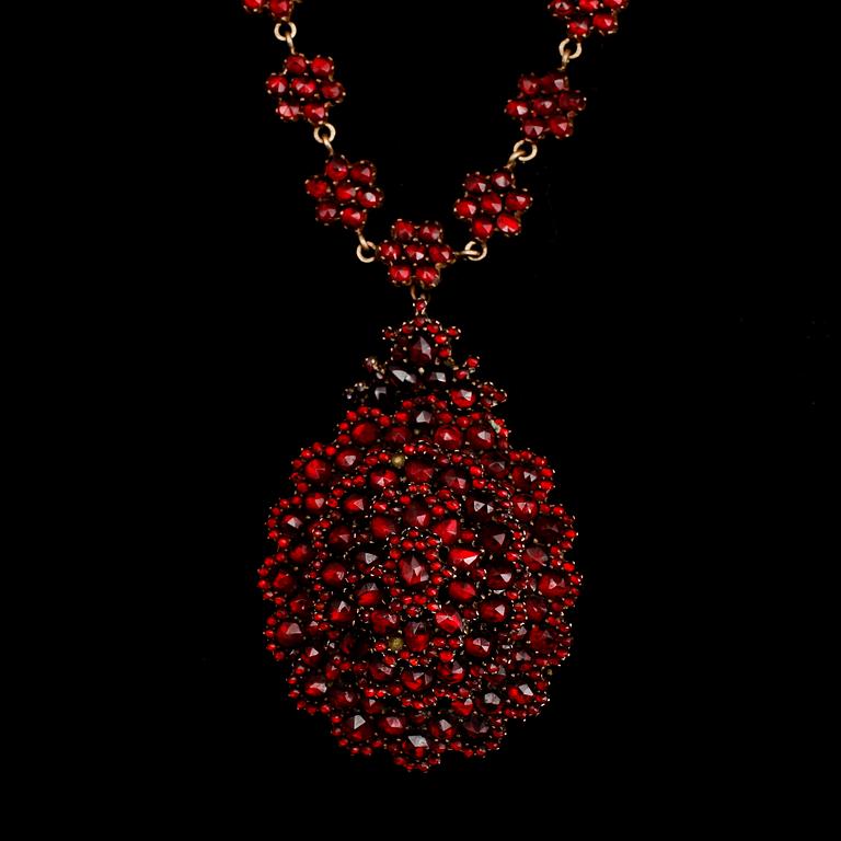 COLLIER MED HÄNGE, granater, sekelskiftet 1900.