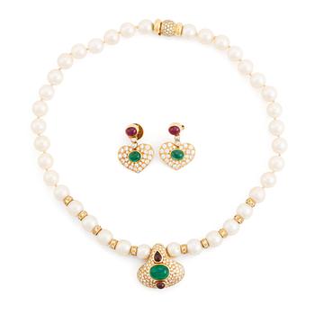 475. A cultured pearl necklace with a pendant and a pair of earrings.