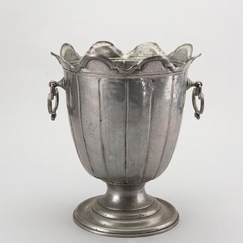 A first half och 20th century pewter Champange cooler.