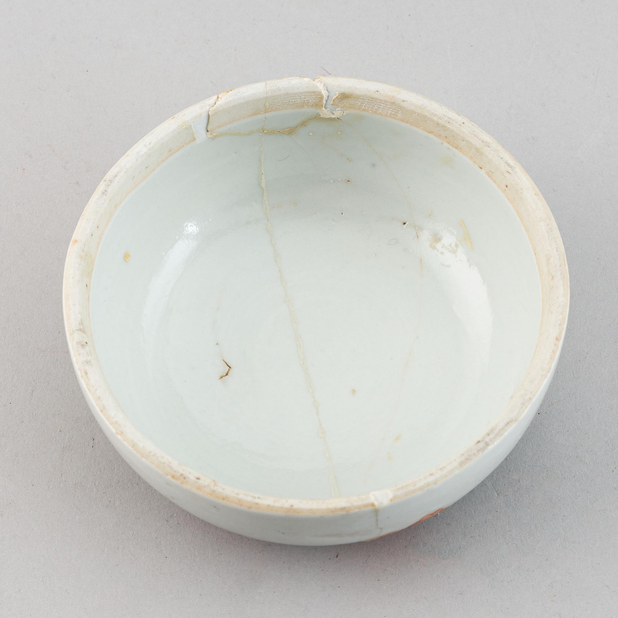 A large famille rose jar with cover, Qing dynasty, 19th century.