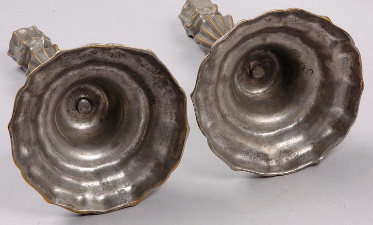 LJUSSTAKAR, ett par, förtennad mässing, barock, 1700-tal.
