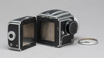 KAMERA Hasselblad 1000F samt objektiv Tessar 1:28 80 mm Zeiss-Opton nr 726939.