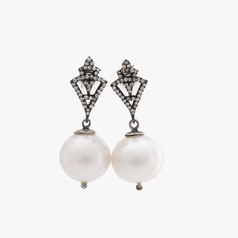 EARRINGS silver and gold 2 South Sea pearls approx 13 mm and vari-cut diamonds approx 0,20 ct in total.