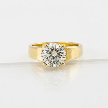 An 18K gold solitaire ring set with an approx. 2.14 ct round brilliant-cut diamond.