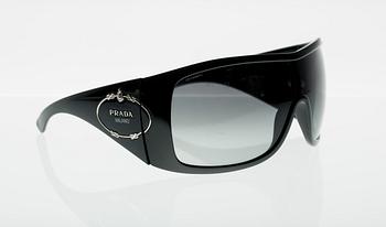 SOLGLASÖGON, Prada.