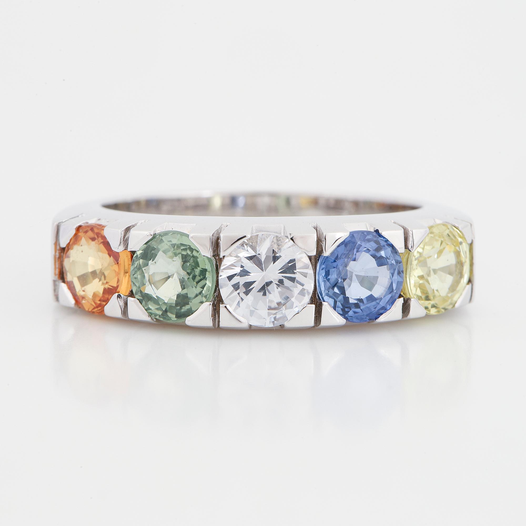 A 14K gold ring set with faceted sapphires ca. 3.18 ct in total.