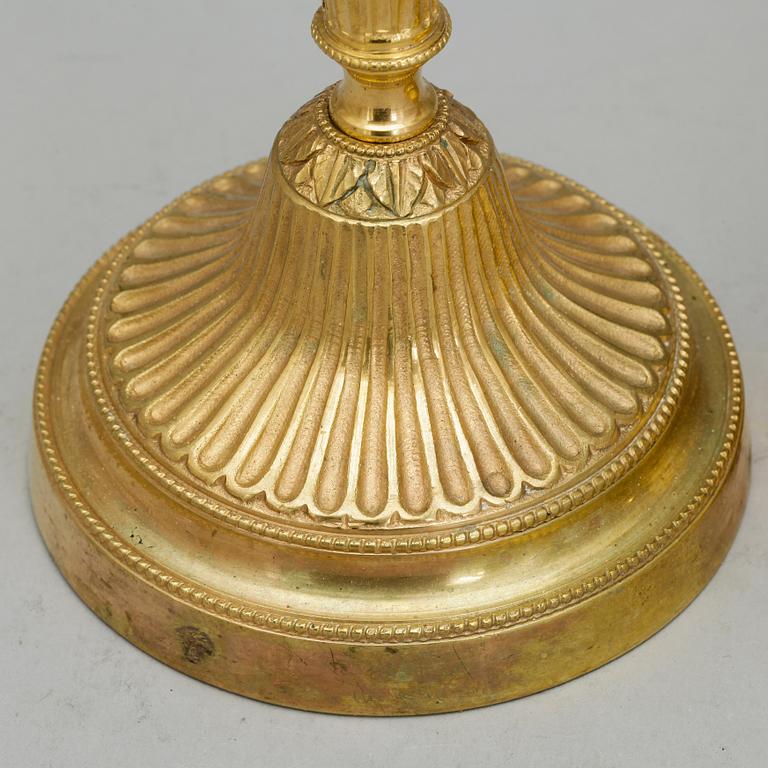 LJUSSTAKAR, ett par, förgylld brons. Frankrike 1800-tal. Louis XVI-stil.