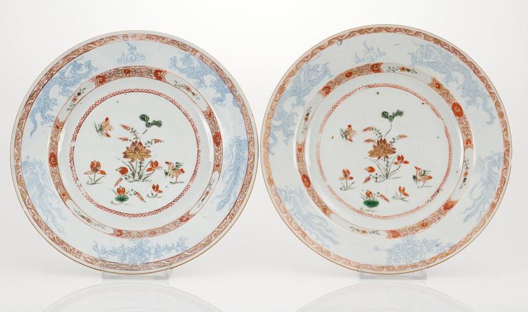 A pair of famille verte dishes, Qing dynasty, Kangxi (1662-1722).