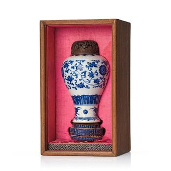 822. A Chinese blue and white miniature vase, Qing dynasty, 18th century.