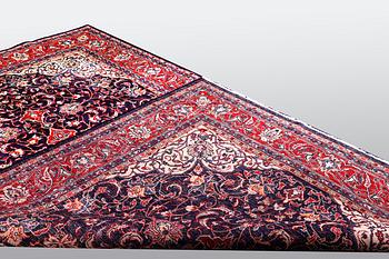 A carpet, Sarouk, ca 342 x 214 cm.