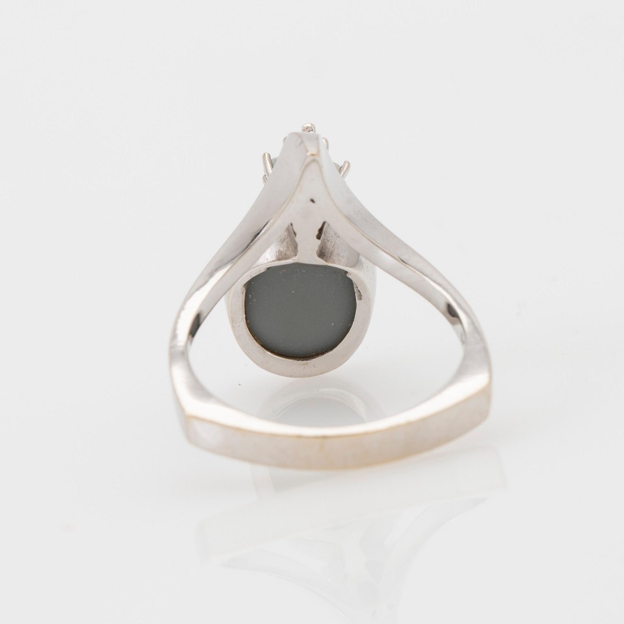 Ring, 18K vitguld med opal och briljantslipad diamant.