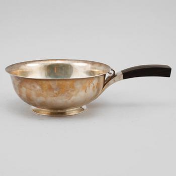 SMÖRKASTRULL, sterling silver, Georg Jensen & Wenel AB, Köpenhamn, Danmark, omkring 1900-talets mitt, total vikt 550g.