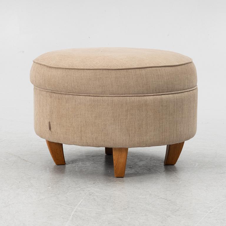 An armchair with footstool, Howard model, Englessons, 21st century.