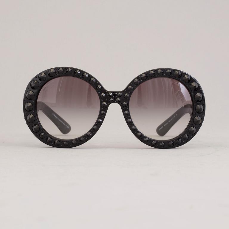 SOLGLASÖGON, Prada.