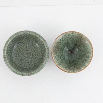 Two Chinese ge glazed ceramic bowls, 20th century.