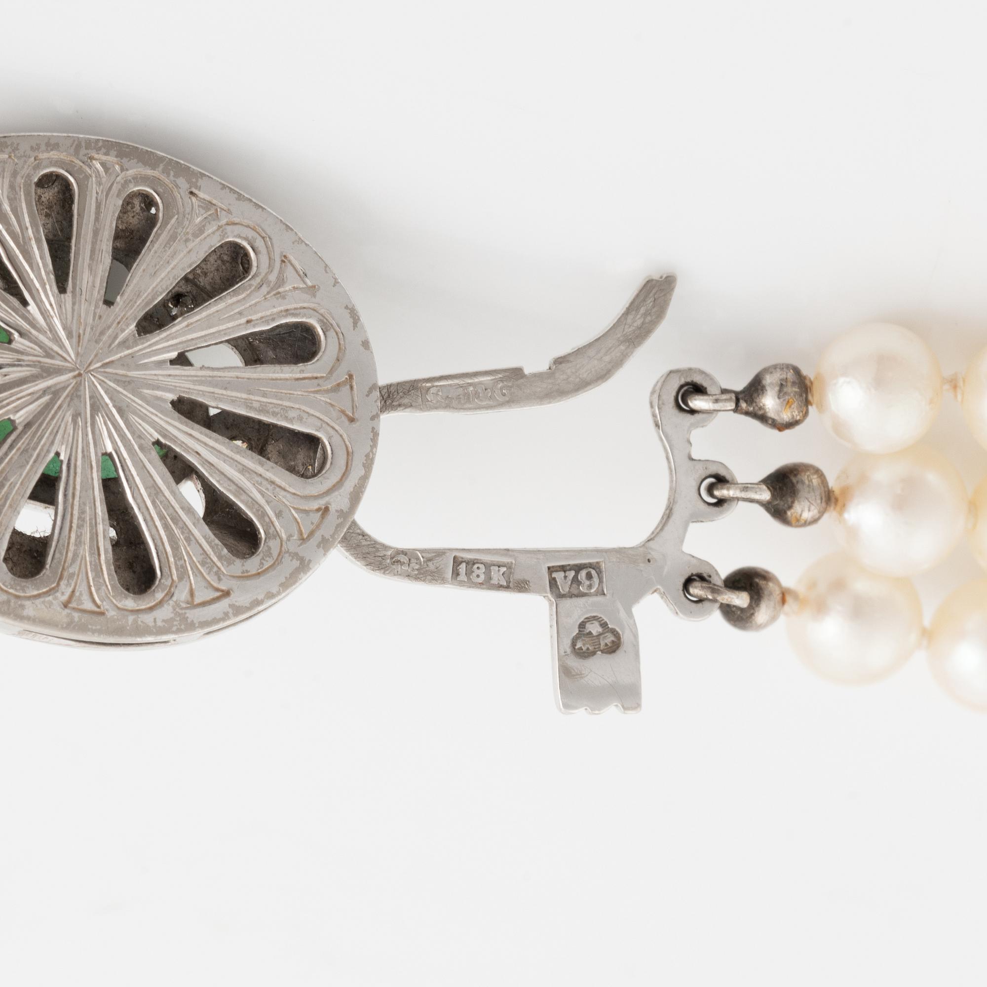 Three-row pearl necklace with cultured pearls, clasp with cabochon-cut emerald and brilliant-cut diamonds.