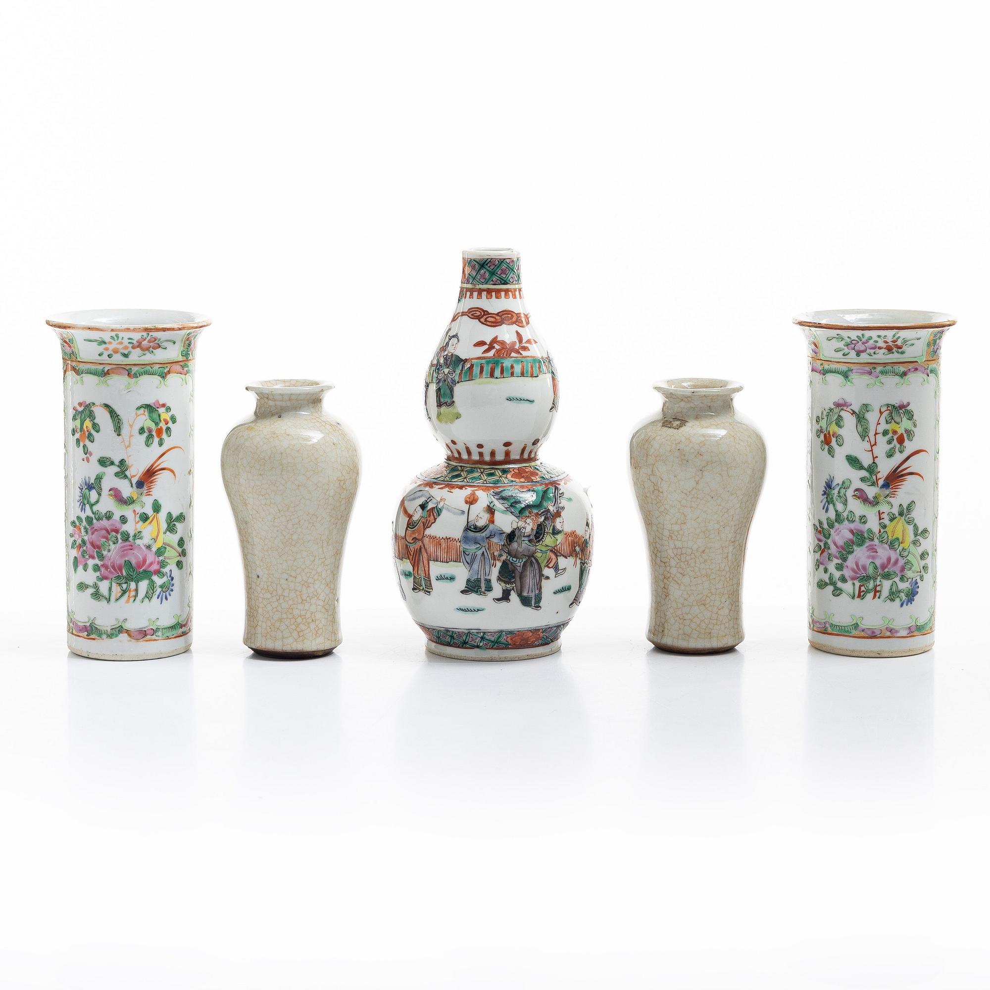 Vaser, fem stycken, porslin. Sen Qingdynasti, 1800-tal.