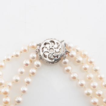 Necklace of three strands of cultured pearls and clasp of 18K white gold.