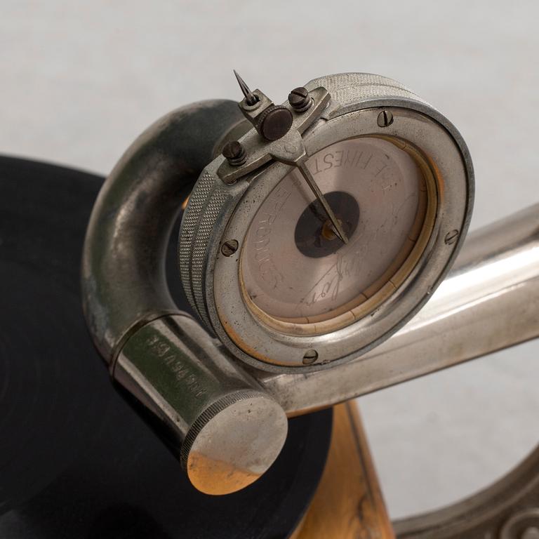 An early 20th century Audofon horn gramophone.