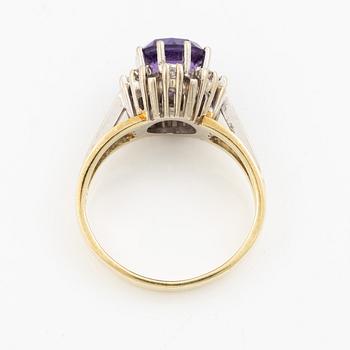 Ring in 14K gold with amethyst and small eight-cut diamonds.
