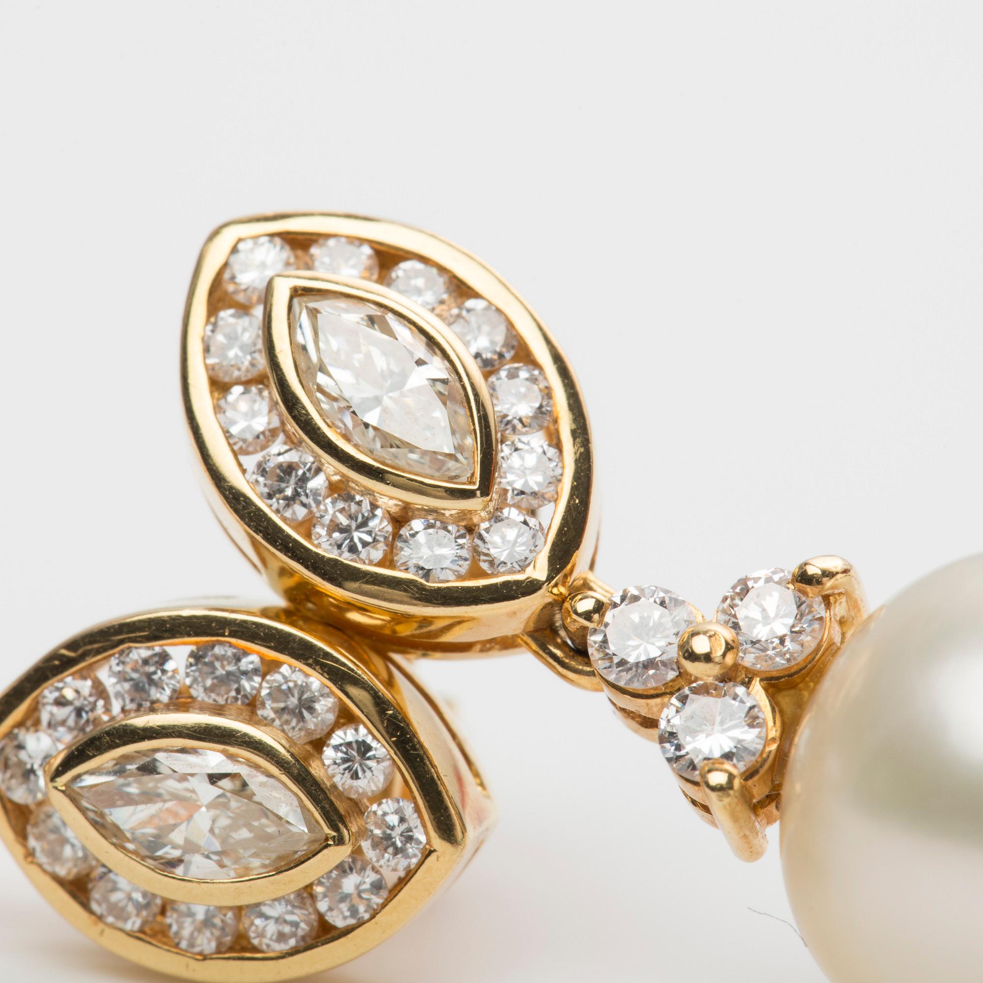ÖRHÄNGEN, ett par, 18K guld med South Sea pärlor samt olikslipade diamanter ca 0.60 ct.