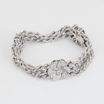 ARMBAND med tre stycken diamantklädda blommor.