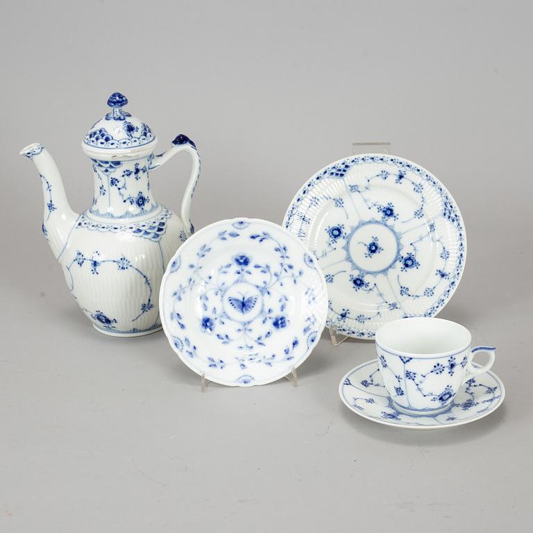 ROYAL COPENHAGEN, 15 pieces porcelaine service 'Musselmalet'.