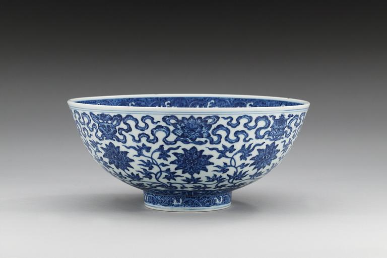 SKÅL, porslin. Qing dynastin med Qianlongs märke och period (1736-95).
