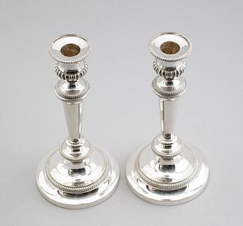 LJUSSTAKAR, 1 par, nysilver, gustaviansk stil, 1900-talets första hälft.