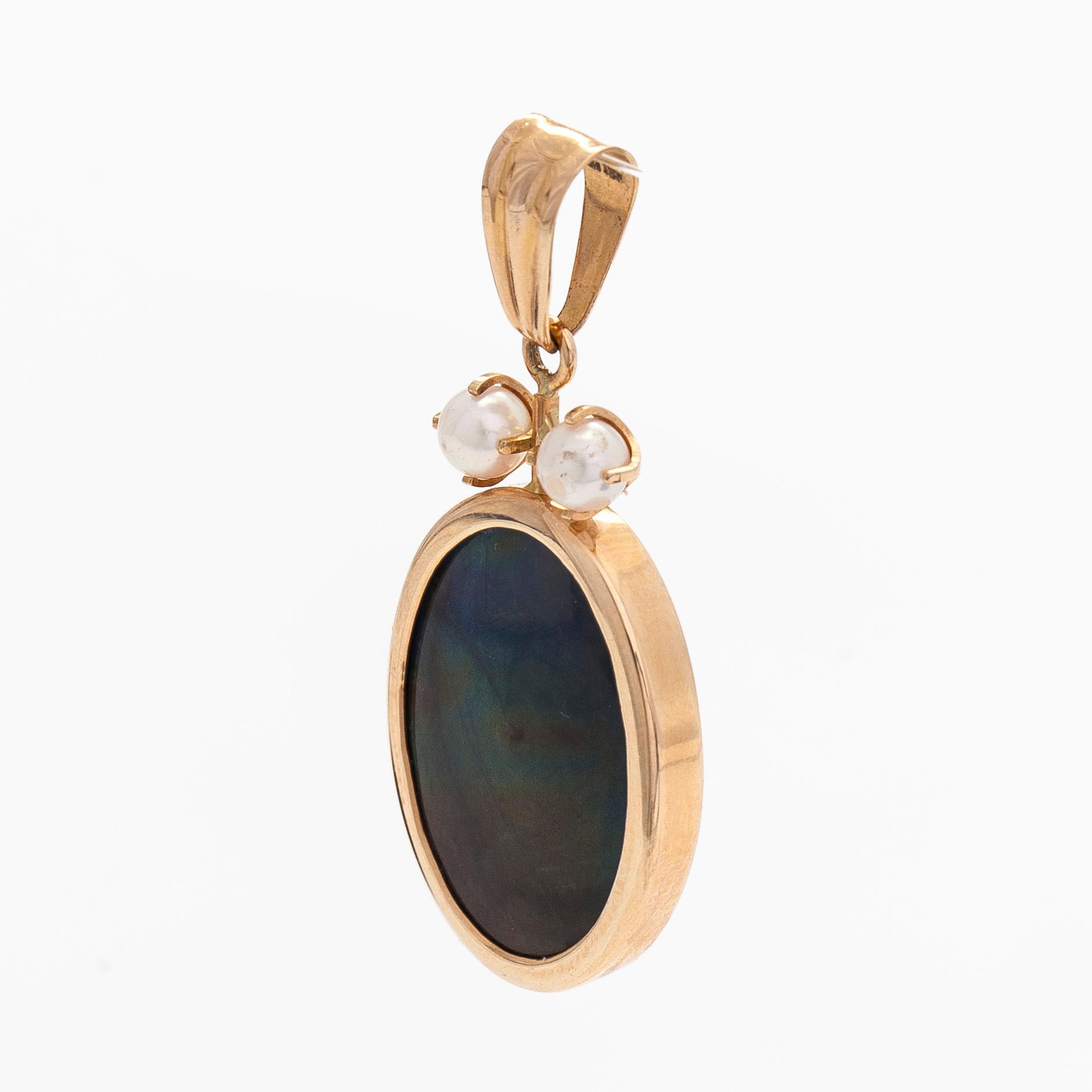 Elis Kauppi, A 14K gold pendant with spectrolite and cultured pearls, Kupittaan Kulta Turku 1985.