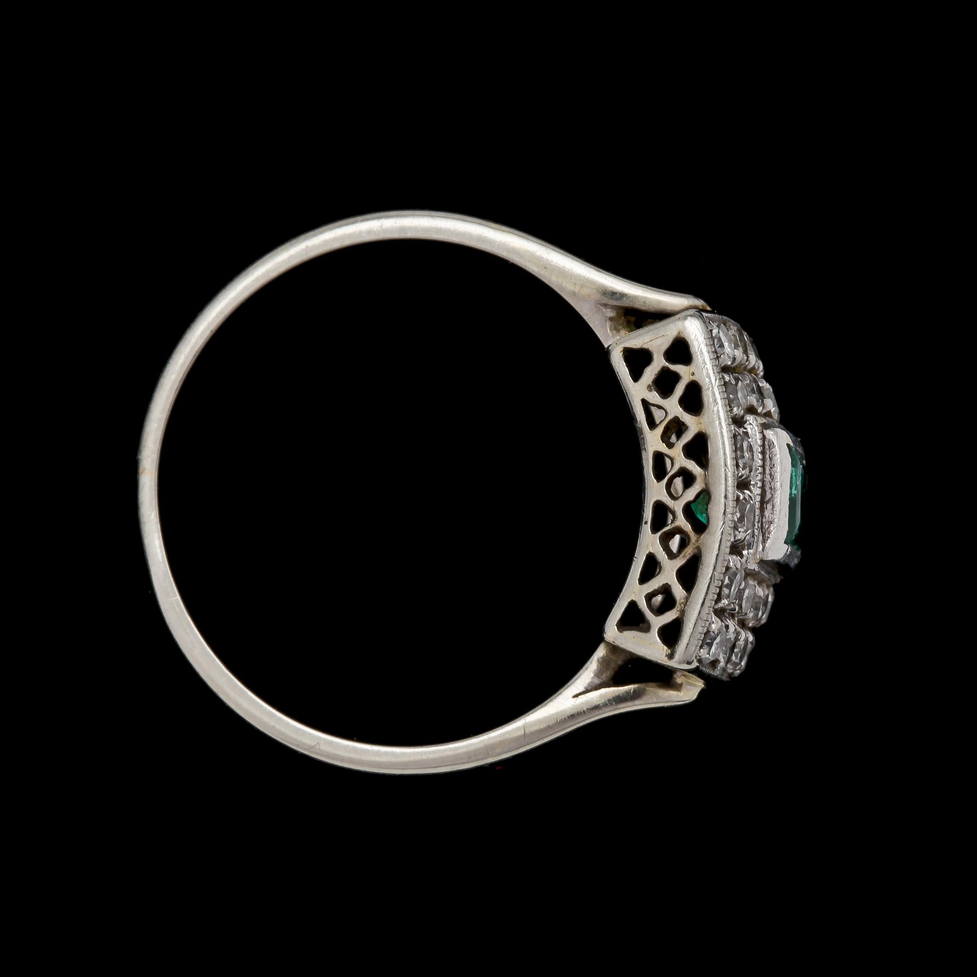 RING, 18k vitguld med smaragder och små diamanter.