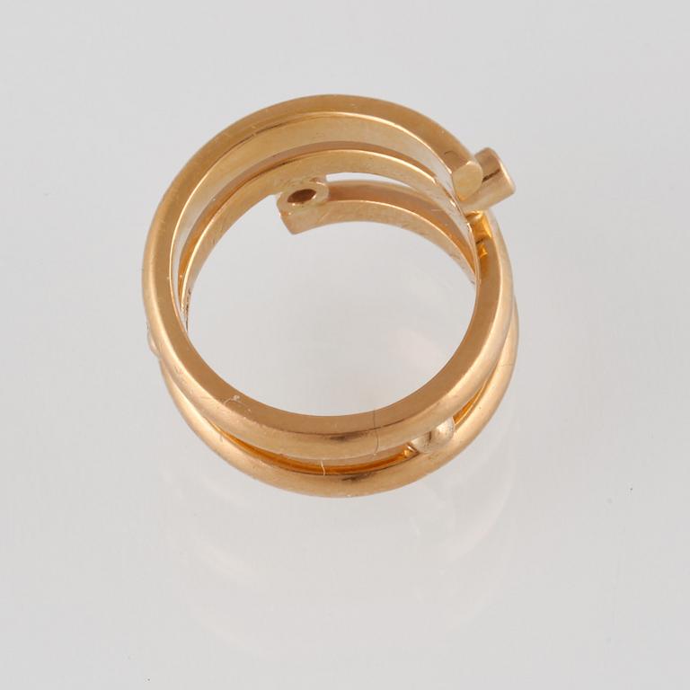 RING, 20K guld med 2 briljantslipade diamanter ca 0.06 ct. Vikt 11,9 gram.
