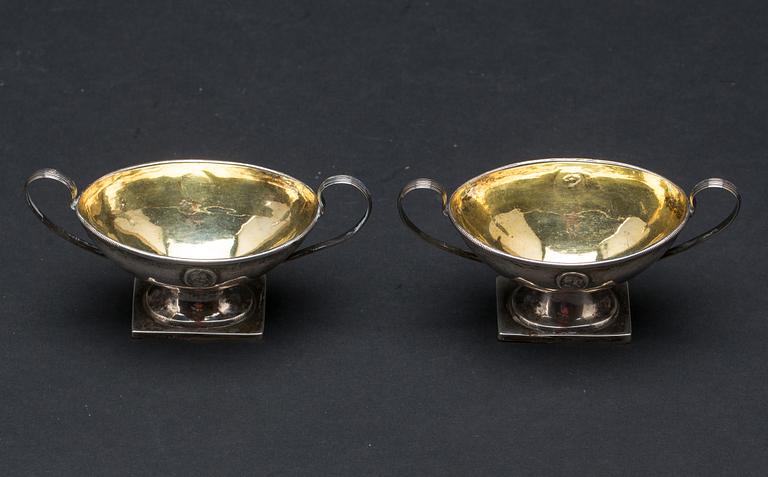 SALTKAR, ett par, silver, Empire, 1800-talets början. Vikt ca 66 gram.