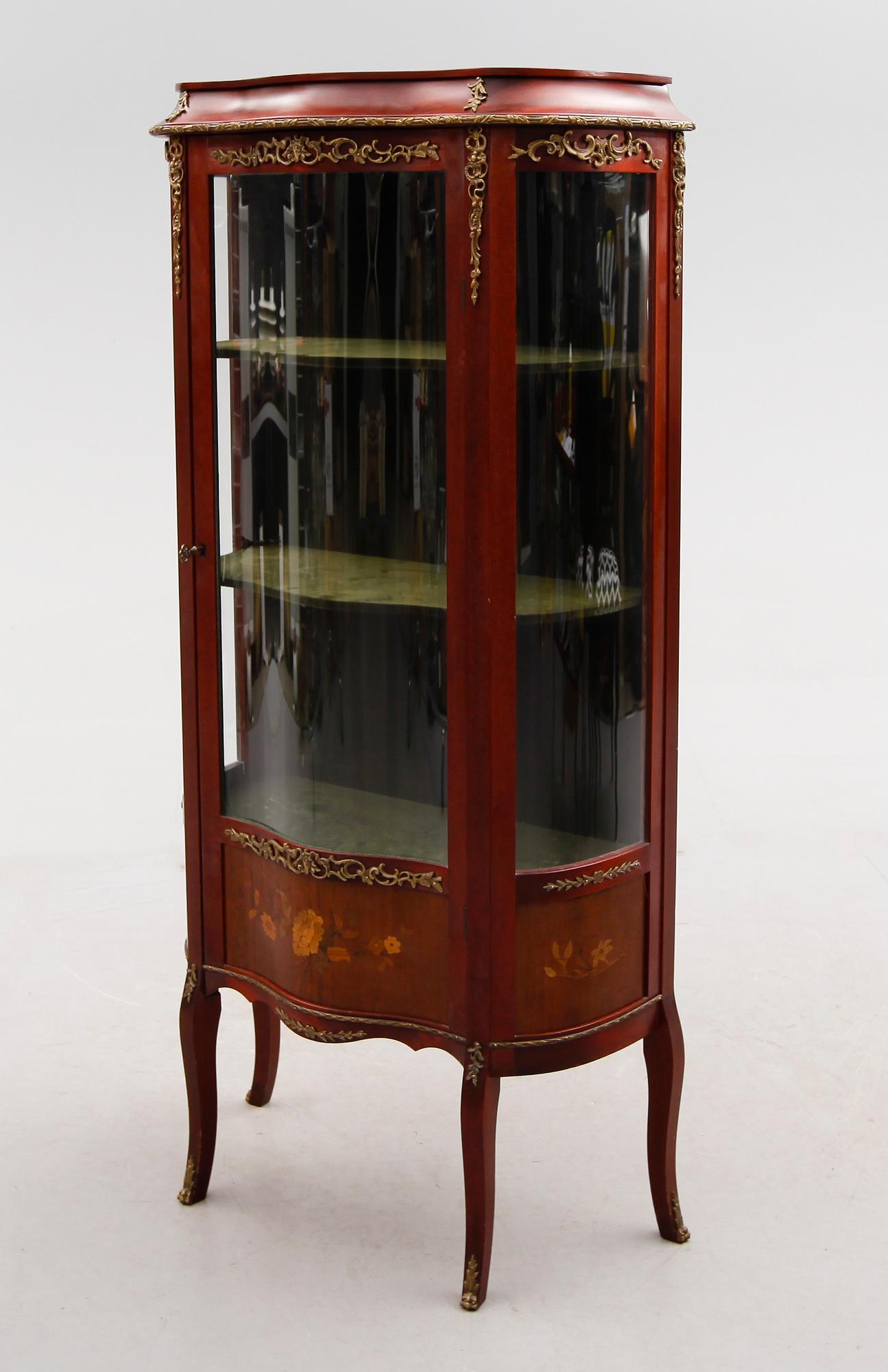 VITRINSKÅP, 1900-talets andra hälft.