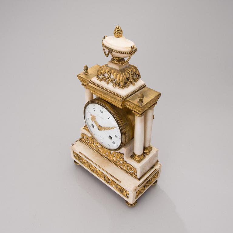 A FRENCH 18TH CENTURY TABLE CLOCK, signed Caron à Paris.