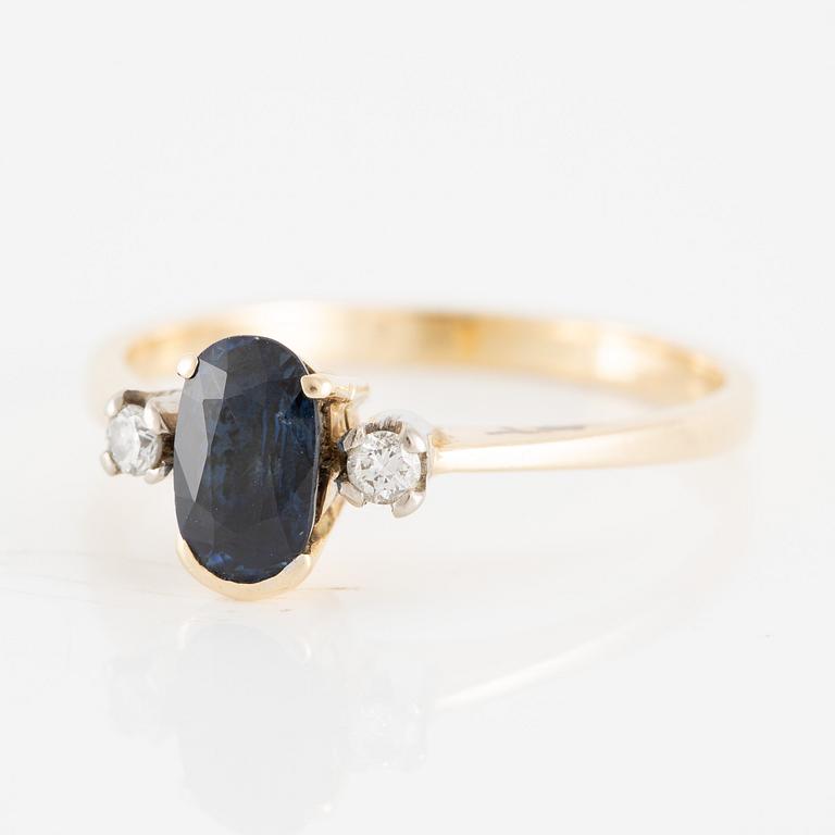 Gold ring with sapphire and brilliant-cut diamonds.