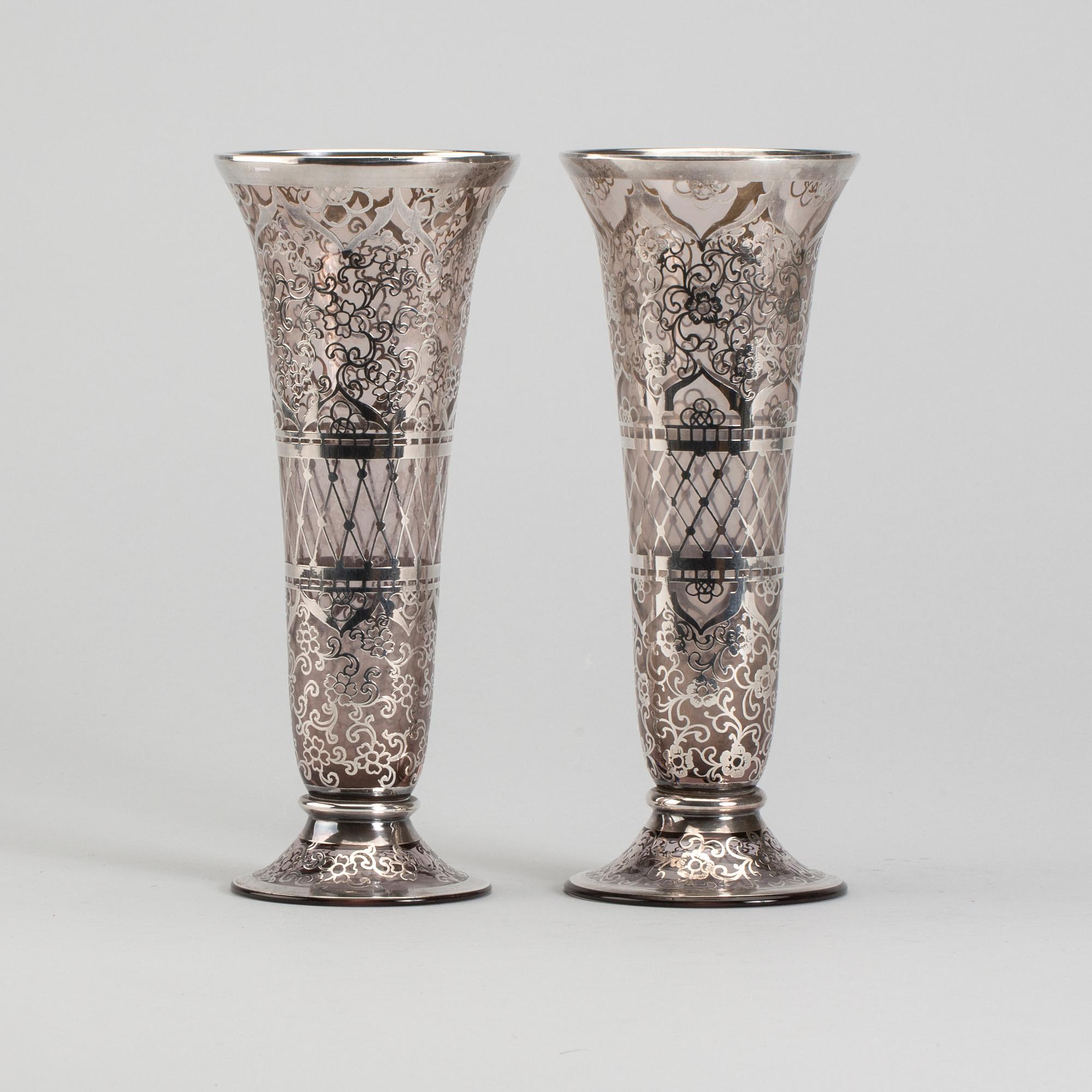 VASER, ett par, glas, med dekor i sterlingsilver, 1900-tal.