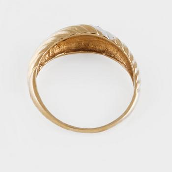 RING, 14K guld och vitguld med 5 små briljantslipade diamanter. Vikt 2,1 gram.