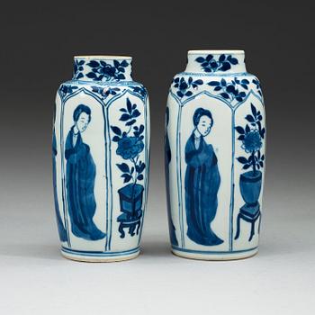 A matched pair blue and white vases, Qing dynasty Kangxi (1662-1722).