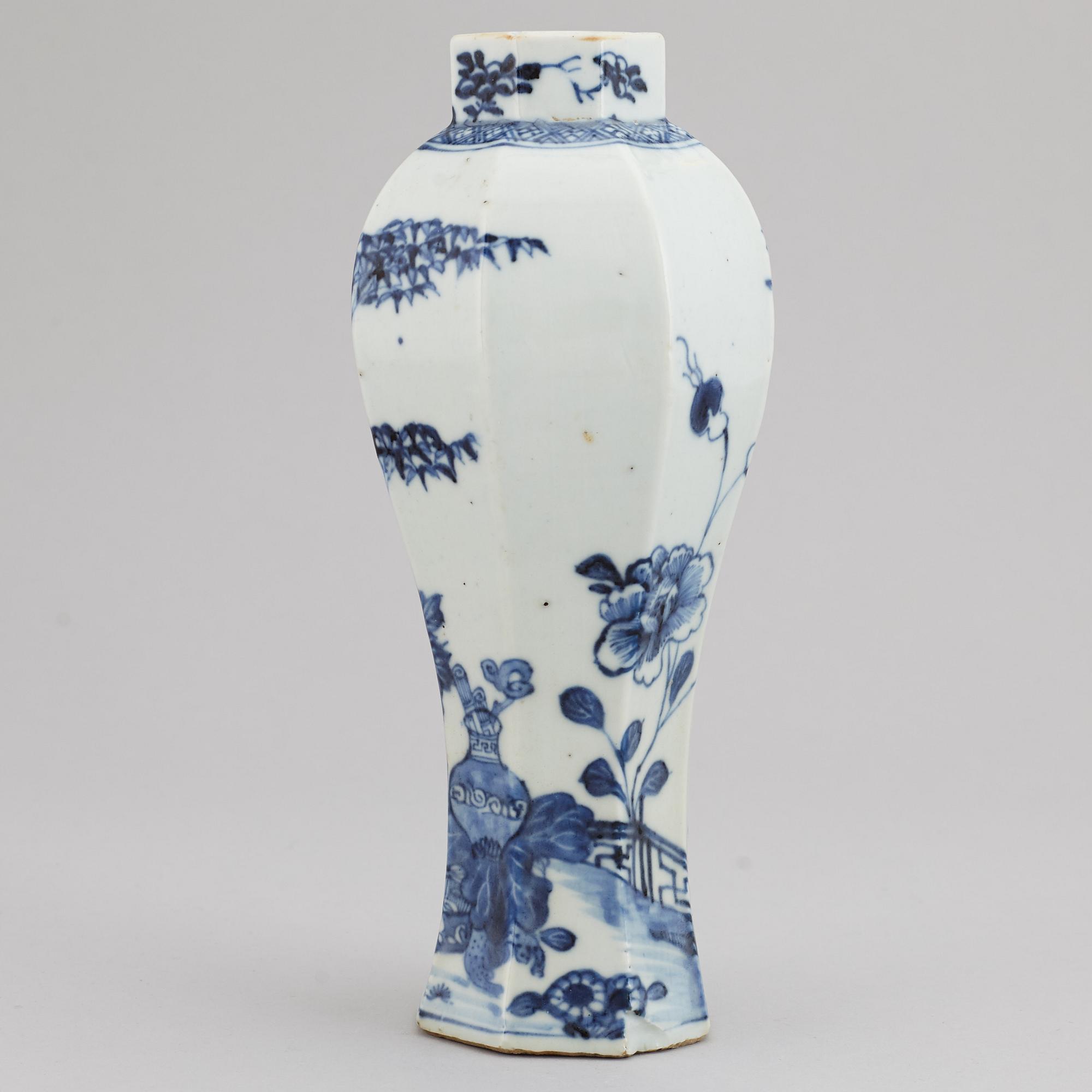 A blue and white export porcelain vase, Qing dynasty, Qianlong (1736-95).
